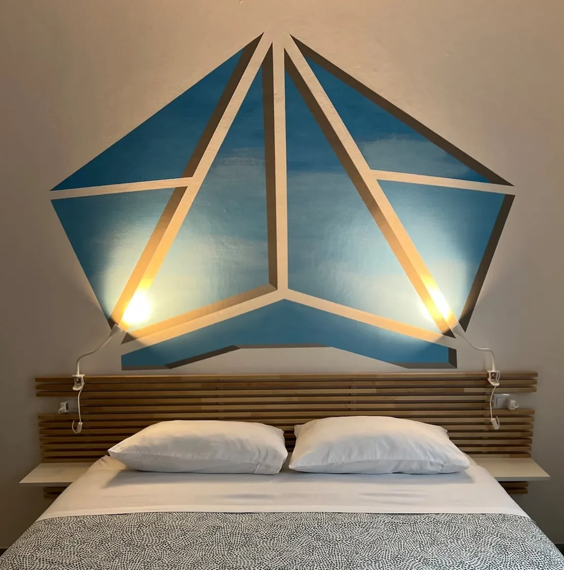 La camera da letto: sopra il letto è dipinta una finestra sul cielo